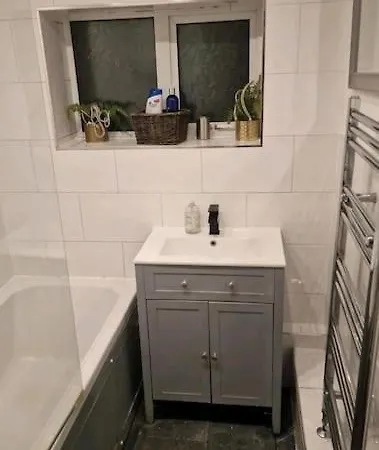 Apartment In A House Share - Kingsized 25 Min Away From London Surbiton