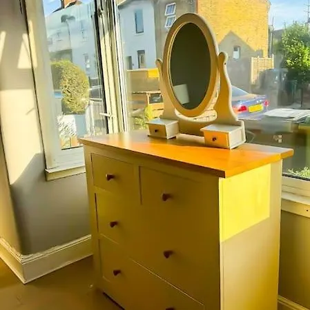 In A House Share - Kingsized 25 Min Away From London