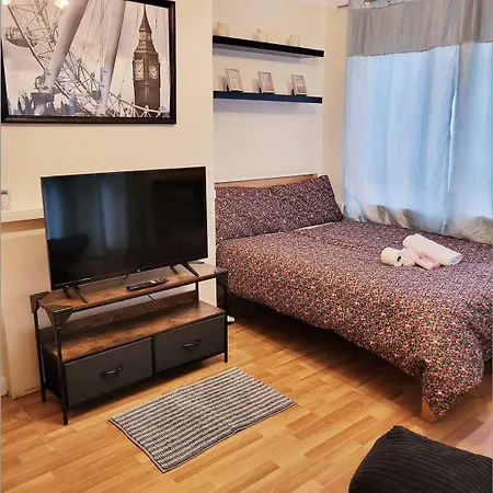 Apartment Huge And Affordable 3 Bedroom Flat In Hammersmith For 7 People With Welcome Breakfast *
