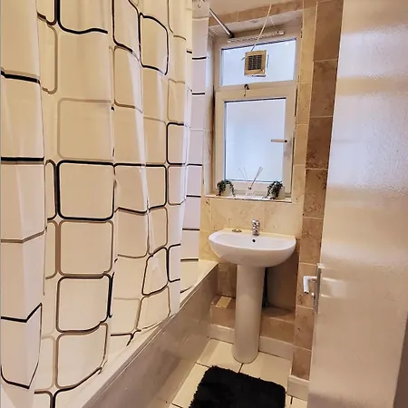 Apartment Huge And Affordable 3 Bedroom Flat In Hammersmith For 7 People With Welcome Breakfast London