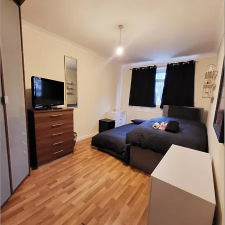 Huge And Affordable 3 Bedroom Flat In Hammersmith For 7 People With Welcome Breakfast *