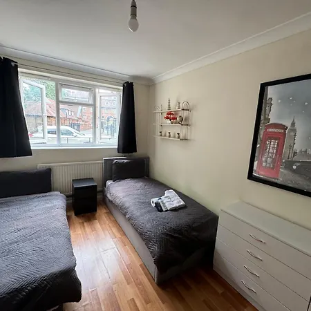 Huge And Affordable 3 Bedroom Flat In Hammersmith For 7 People With Welcome Breakfast