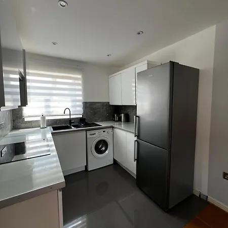 2-bedroom Flat Walking Distance To Excel - Perfect Location!