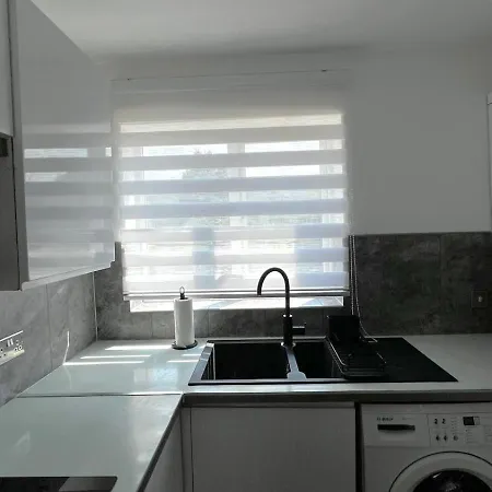 Apartment 2-bedroom Flat Walking Distance To Excel - Perfect Location! *