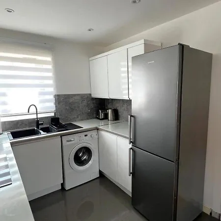 2-bedroom Flat Walking Distance To Excel - Perfect Location! Apartment