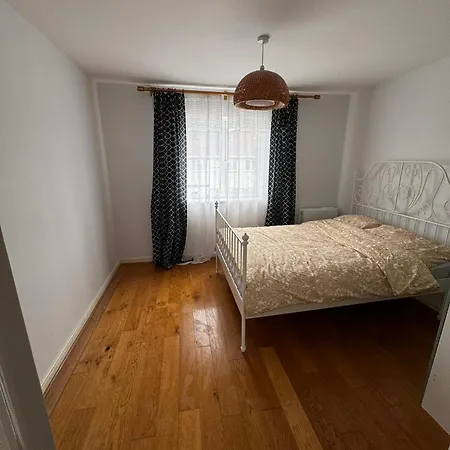 2-bedroom Flat Walking Distance To Excel - Perfect Location! * London