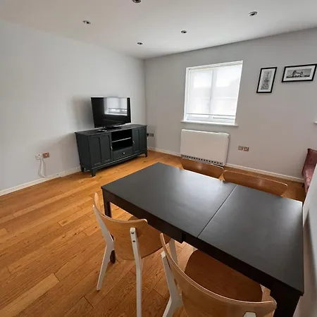 Apartment 2-bedroom Flat Walking Distance To Excel - Perfect Location! *