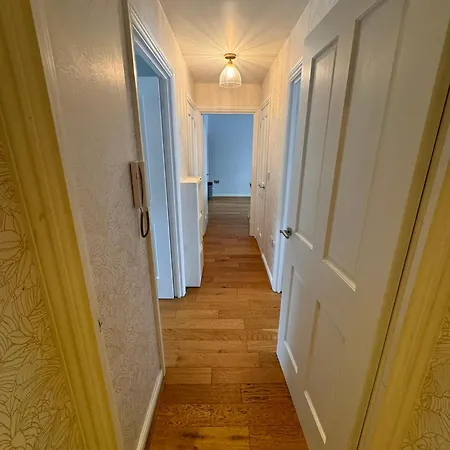 2-bedroom Flat Walking Distance To Excel - Perfect Location! Apartment