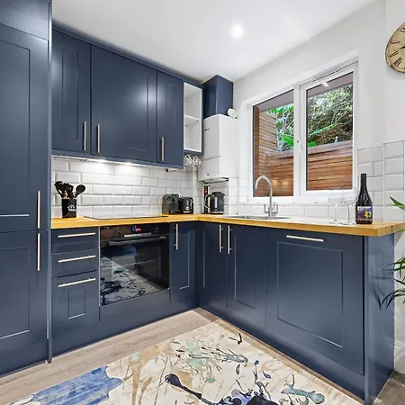 Modern 1 Bed Flat In Barnes Near River Thames London