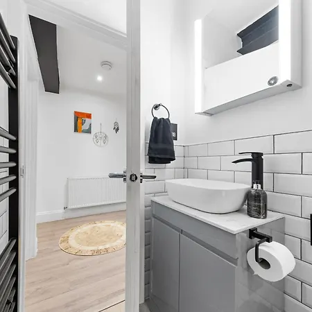 Modern 1 Bed Flat In Barnes Near River Thames