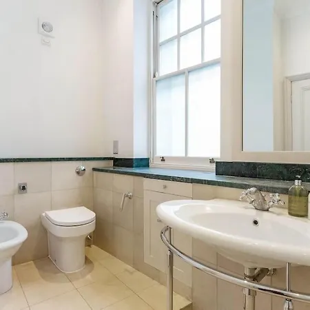 Fabulous 3 Bed In Kensington Apartment *