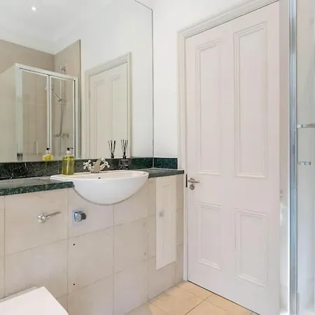 Fabulous 3 Bed In Kensington Apartment *