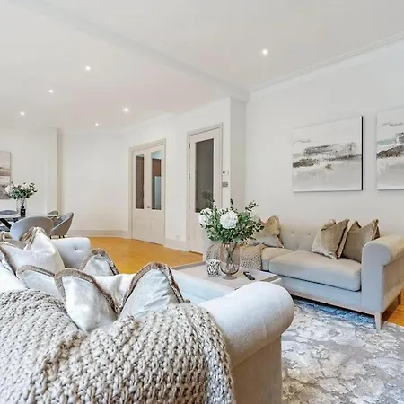 Fabulous 3 Bed In Kensington * London