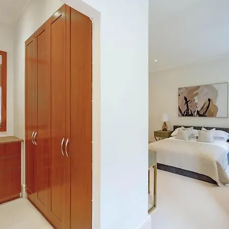 Fabulous 3 Bed In Kensington * London