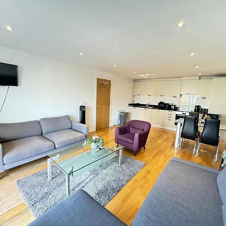 Cosy Modern Tower Bridge *