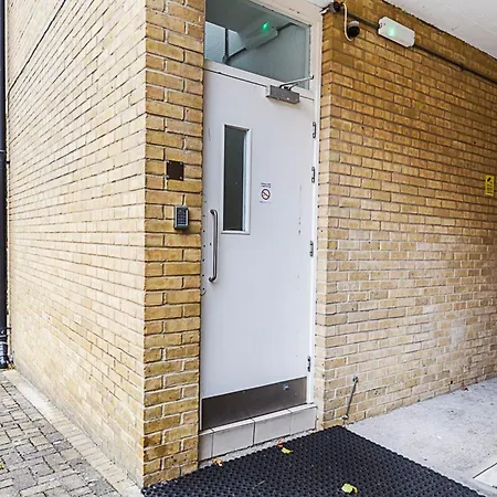 Tranquil 2 Bedroom In East London