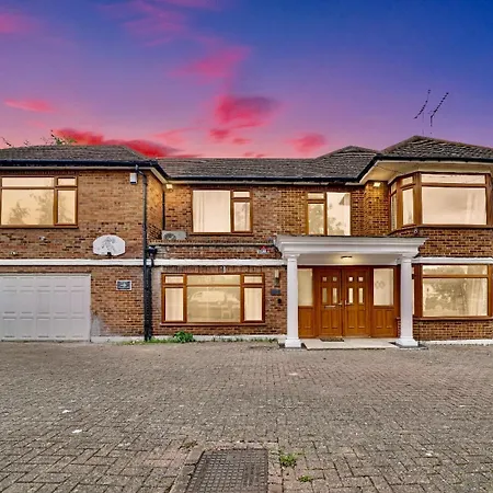Lux 5 Bed Sleeps 11, 10 Mins From Wembley Stadium, Jacuzzi And Steam Shower