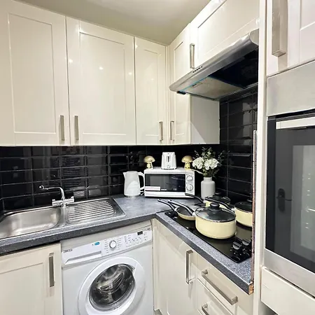 Stylish 1 Bedroom In Central Apartment