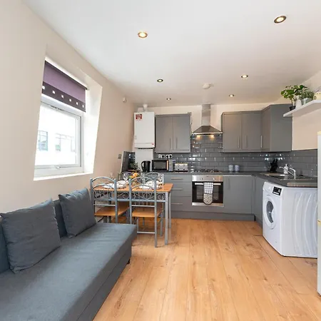 Lovely 3 Bedroom Flat , Aldgate, Tower Hill, Whitechapel Apartment