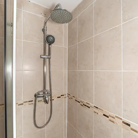 Lovely 3 Bedroom Flat , Aldgate, Tower Hill, Whitechapel Apartment London