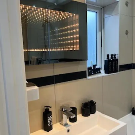 Apartment Urban Sleeps 6 Private Garden-family Pet Friendly *