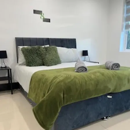 Apartment Urban Sleeps 6 Private Garden-family Pet Friendly *