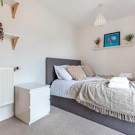 Apartment Modern 2bd Flat Near Victoria *
