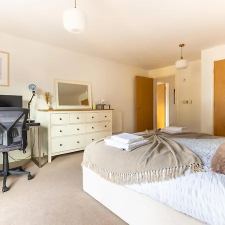 Modern 2bd Flat Near Victoria