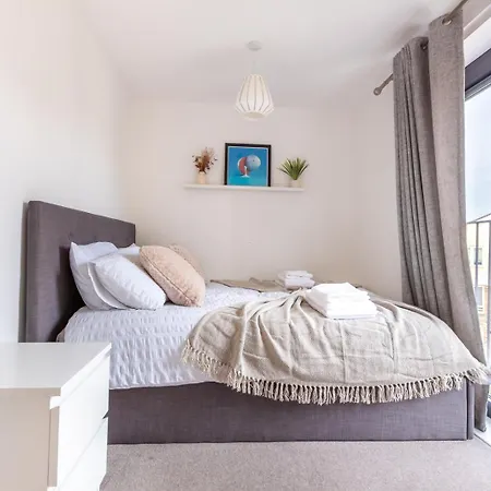 Modern 2bd Flat Near Victoria * London