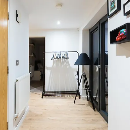 Apartment Modern 2bd Flat Near Victoria