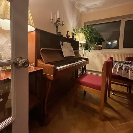 Large Double Bedroom 10 Minutes To Guest house
