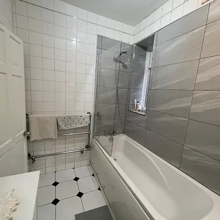 Large Double Bedroom 10 Minutes To Guest house