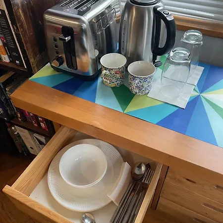 Large Double Bedroom 10 Minutes To Guest house London