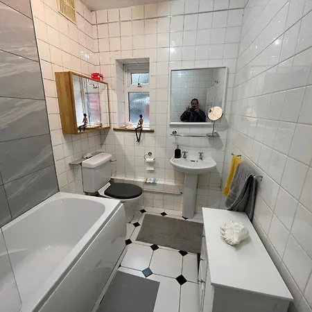 Large Double Bedroom 10 Minutes To Guest house *