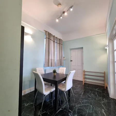 Budget Spacious Flat Fits 5 People In W2