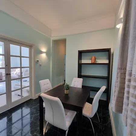 Budget Spacious Flat Fits 5 People In W2 *