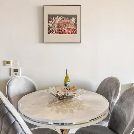 Stunning View Large 1 Bed Daire *