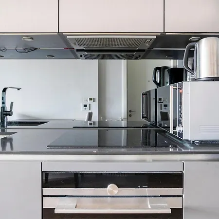 Stunning View Large 1 Bed Daire Londra