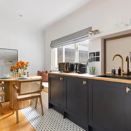 Luxurious Retreat - La Reserve Knightsbridge Apartment