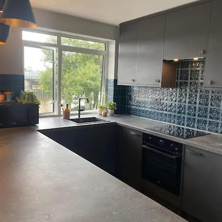 דירה Riverfront Executive With Garage & Balcony Overlooking The Thames