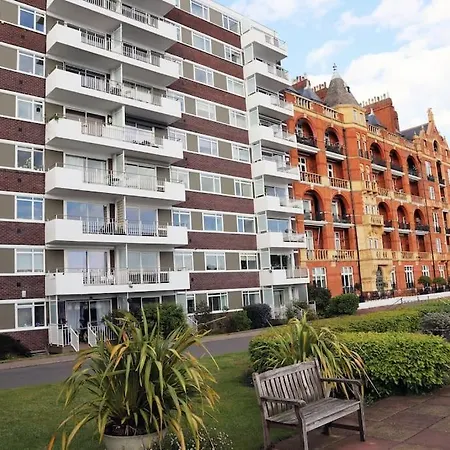 Riverfront Executive With Garage & Balcony Overlooking The Thames