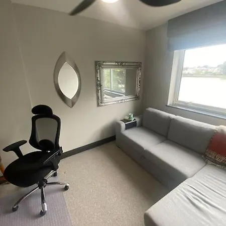 Riverfront Executive With Garage & Balcony Overlooking The Thames דירה *
