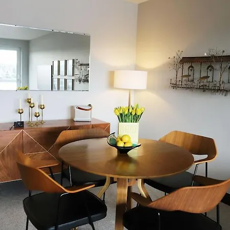 Riverfront Executive With Garage & Balcony Overlooking The Thames *