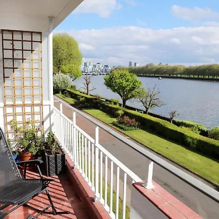Riverfront Executive With Garage & Balcony Overlooking The Thames
