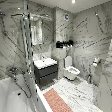 Great 3 Bedrooms Flat In Clapham * London