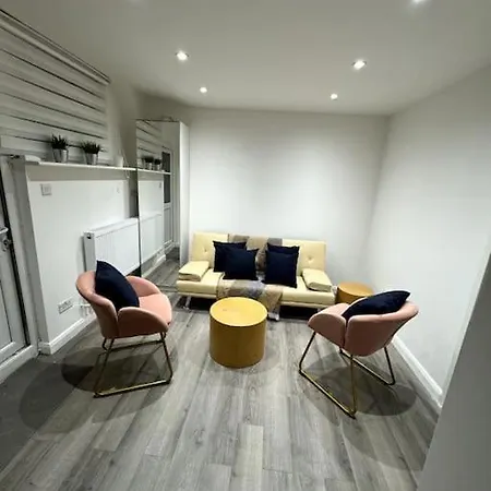 Great 3 Bedrooms Flat In Clapham Apartment *