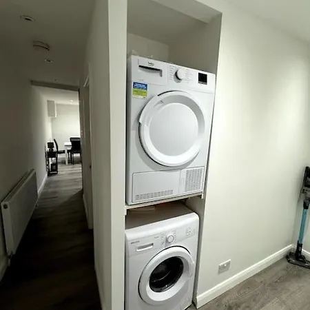 Great 3 Bedrooms Flat In Clapham London