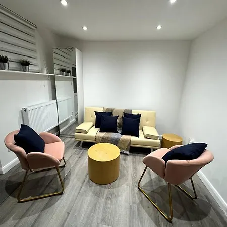Great 3 Bedrooms Flat In Clapham Apartment *