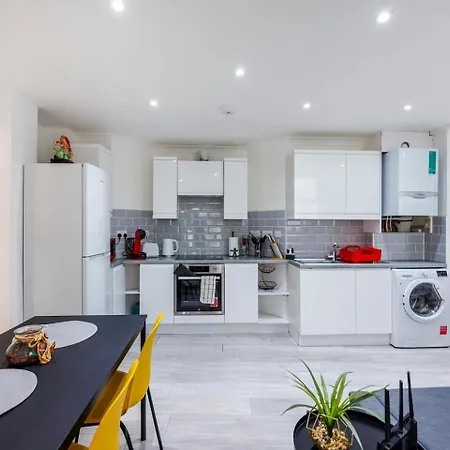 Three Bedrooms 3 Bathrooms In *