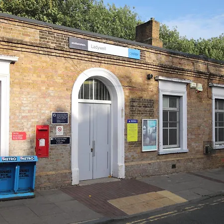 Nice Holiday Studio 15 Mins From Central Londra